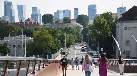 warszawa stolica kladka ludzie shutterstock_2575171381
