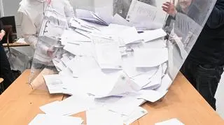 Trwa liczenie głosów. PKW publikuje kolejne protokoły 