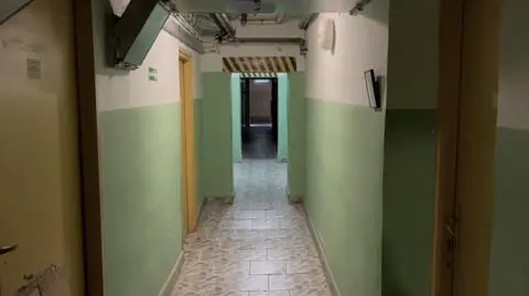 Piwnica pod jednym z domów spokojnej starości. Tutaj kiedyś były hermetyczne drzwi prowadzące do schronu