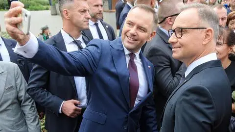Andrzej Duda i Karol Nawrocki pozują do wspólnego zdjęcia, sierpień 2025. 