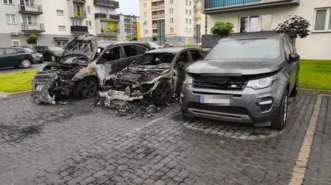 Zniszczeniu uległy trzy auta 
