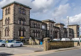 Znów przez pomyłkę wypuszczono więźnia. Pilne poszukiwania