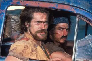 Willem Dafoe i Tom Criuse, kadr z filmu "Urodzony 4 lipca"