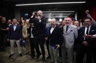 Inicjatorzy referendum. Z mikrofonem Jan Hoffman