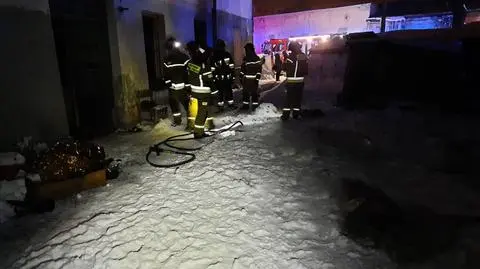 Pożar w kamienicy, dwie osoby nie żyją. "Choć paliło się tylko łóżko i szafka, zadymienie było bardzo duże"