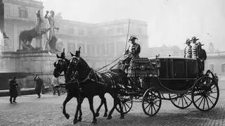 Składanie listów uwierzytelniających królowi Włoch Wiktorowi Emanuelowi III przez posła i ministra pełnomocnego RP Romana Knolla, 1927