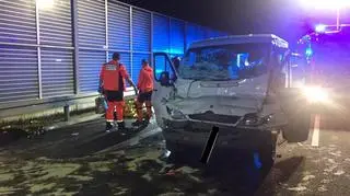 Kierowca busa wjechał prawdopodobnie w tył naczepy ciężarówki