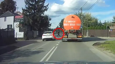 Wyprzedzał przed przejściem dla pieszych. Zza ciężarówki wyszła kobieta z dzieckiem. Nagranie