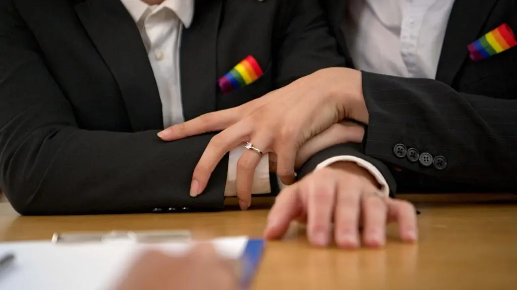 Transkrypcja małżeństw "nie daje im nic"? Argumenty kontra polityczna gra   