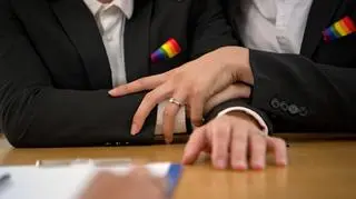 Transkrypcja małżeństw "nie daje im nic"? Argumenty kontra polityczna gra   