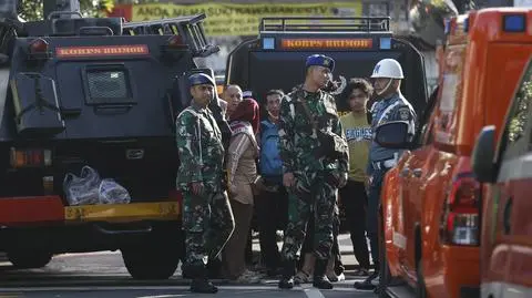 Indonezja. Służby na miejscu wybuchu w meczecie. 