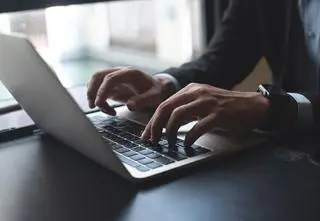 Oszustwo na amerykańskiego żołnierza. 74-latce wpłynęło 1,4 mln zł