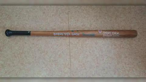 Bili mieszkańców kijem z napisami o miłości