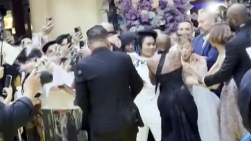 Ariana Grande "wstrząśnięta incydentem". Młody mężczyzna przeskoczył barierki