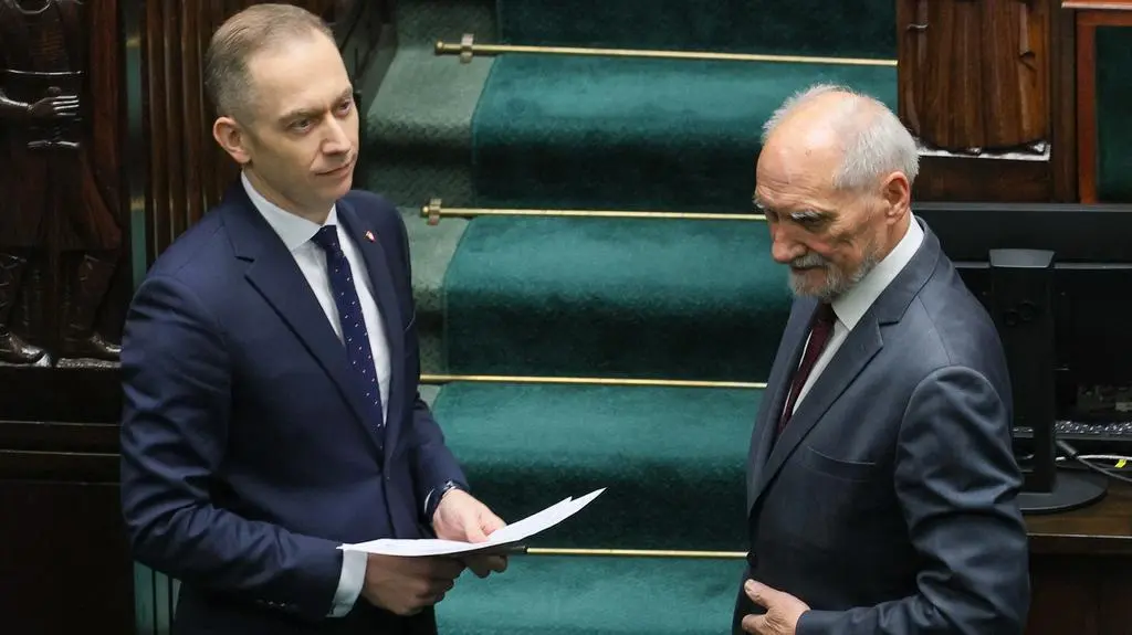 Cezary Tomczyk, Antoni Macierewicz
