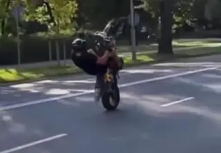 Policja szuka motocyklisty. Tak jeździł po ulicach Poznania