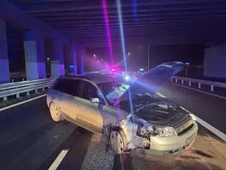 Samochód po pościgu uderzył w betonowe bariery