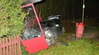 Nastolatek wjechał w wiatę przystankową 