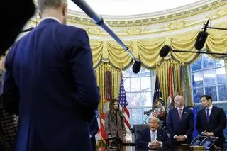 Prezydent Donald Trump udzielał w poniedziałek odpowiedzi na pytania dziennikarzy