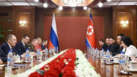Szef MSZ Rosji Sergiej Ławrow w trakcie spotkania z szefową dyplomacji Korei Północnej Choe Son Hui