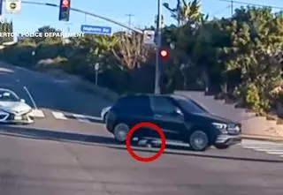 Dziecko wypadło z jadącego auta. Nagranie