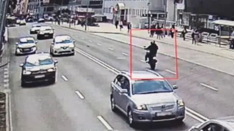Motocyklista jechał na jednym kole. Nagrał go miejski monitoring