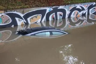 Samochód w zalanym tunelu na ulicy Cierlickiej na Ursusie w Warszawie