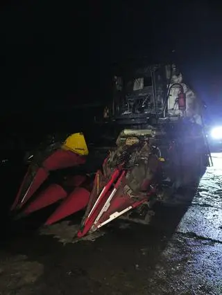 Ogień objął też kombajn rolniczy 