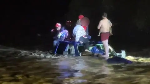 Ugrzęźli z dziećmi na dachu auta. Dookoła podnosiła się woda