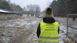 W byłych kurnikach było trzy tysiące pojemników