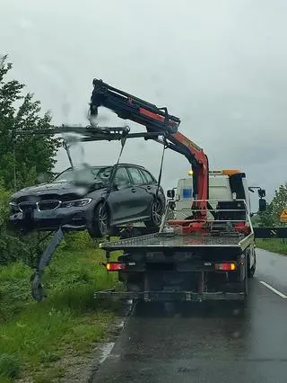 Kierowca wypadł z drogi, okazało się, że jechał pijany i bez prawa jazdy
