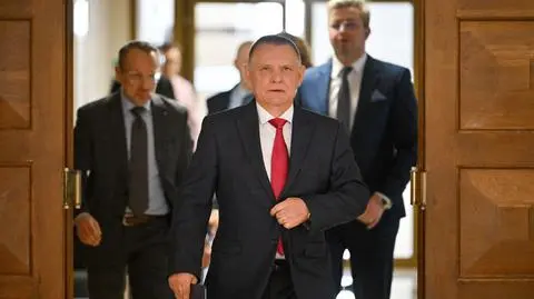Prezes NIK Marian Banaś w drodze na konferencję Najwyższej Izby Kontroli w siedzibie NIK w Warszawie