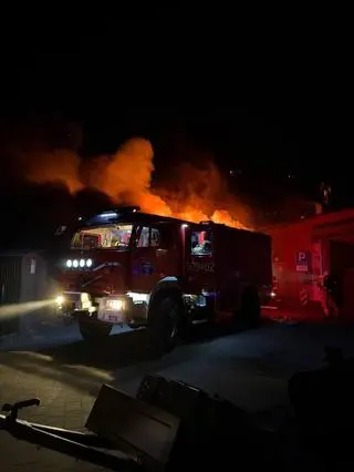 Pożar remizy strażackiej, jeden z druhów ranny