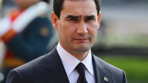 Prezydent Turkmenistanu Serdar Berdymuchamedow bierze udział w ceremonii złożenia wieńca na Grobie Nieznanego Żołnierza przy Murze Kremlowskim w Moskwie, Rosja, 10 czerwca 2022 r.