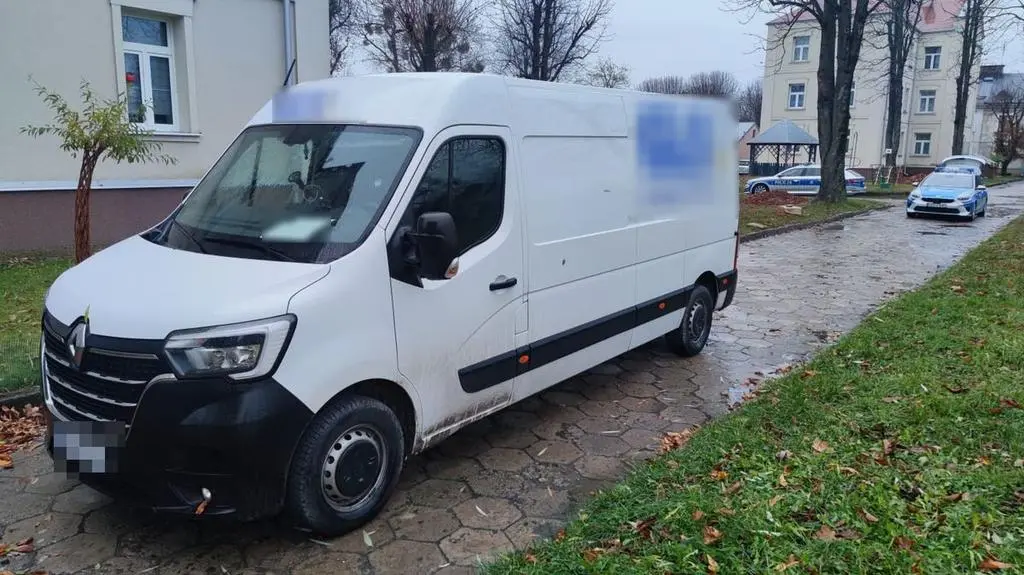 Cofając potrącił 72-latka