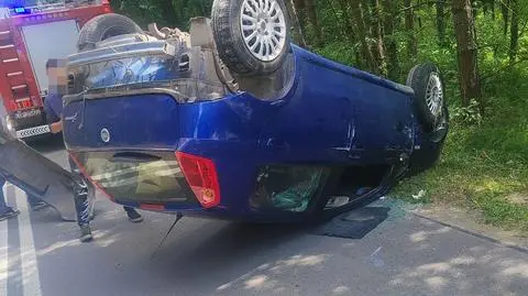Kierowca dachował na drodze
