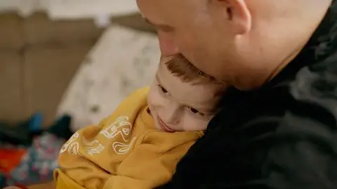 Tymek w objęciach taty