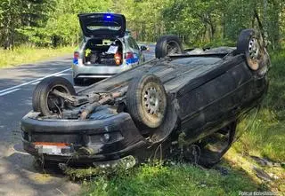 Pijany kierowca uderzył w drzewo i dachował