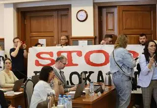 Awantura na sesji, policja przed budynkiem