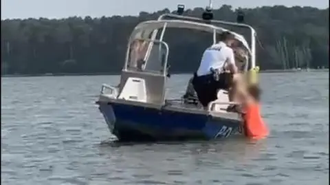 Wciągnęli ją na łódź