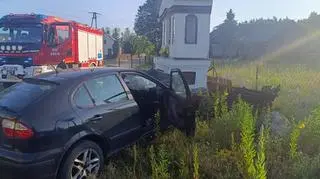 Samochód wjechał w kapliczkę