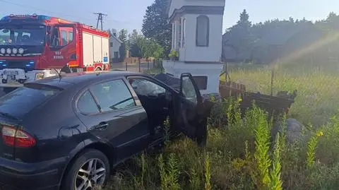 Samochód wjechał w kapliczkę
