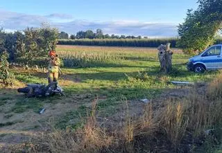 Ksiądz na motocyklu uderzony przez wymuszające pierwszeństwo auto. Zginął