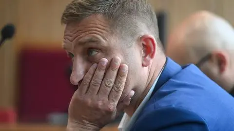 Robert Bąkiewicz na sali Sądu Rejonowego w Warszawie na ławie oskarżonych za naruszenia nietykalności cielesnej młodej kobiety podczas protestu Strajku Kobiet w 2020 r.