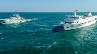 Cywilny prom oraz holownik jako część "bojowej flotylli wsparcia" w czasie ćwiczeń Dowództwa Północnego Teatru Działań, listopad 2025 