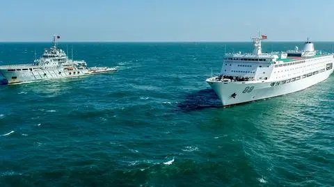 Cywilny prom oraz holownik jako część "bojowej flotylli wsparcia" w czasie ćwiczeń Dowództwa Północnego Teatru Działań, listopad 2025 