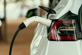 Ładowanie auta elektrycznego.