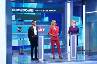 Kate McCann z Liz Truss i Rishi Sunakiem przed startem debaty