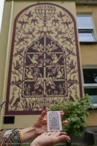 Na budynku Zespołu Placówek Oświatowych nr 2 przy ulicy Żabiej 5 odsłonięcie muralu "Nadzieja"