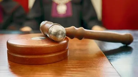 Były rektor i adwokat oskarżony. Tusk: reprezentował rząd Morawieckiego